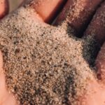Échantillon de sable de silice en analyse laboratoire